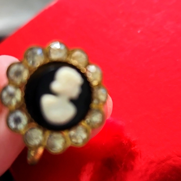 Vintage Cameo Earrings by Coro. Beautiful clear stones surrounded cameo. - Picture 2 of 11